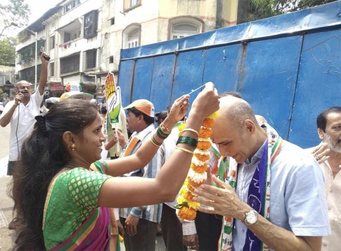 Locals says Asif Zakaria has worked towards the dveelopmen of the area: From making Pali Hill a zero-garbage area to proposing cycle track on Carter Road, voicing problems of his constituency in the BMC to making his constituency litter-free.
In picture: Asif Zakaria is greeted by a woman from his constituency during one of his padayatra
