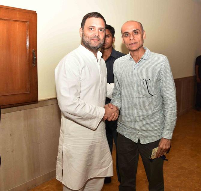 In picture: Zakaria poses for a picture with former Congress president Rahul Gandhi after an interactive session during the latter's visit to Mumbai