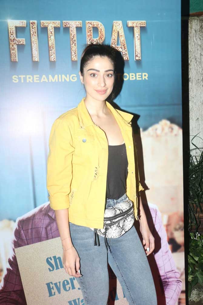 Raai Laxmi also graced the screening donning a simple-yet-stylish black tank top, yellow jacket and denim.