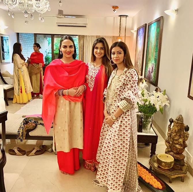 Esha Deol: The actress observed fast for her husband Bharat Takhtani and celebrated the Karwa Chauth festival at her sister-in-law Tanvi Gupta Takhtani.