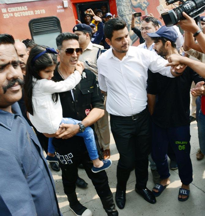 Akshay Kumar looked very enthusiastic about the train journey. He took along his daughter Nitara along with him for the promotions. The duo was snapped as soon as they reached Delhi station on Thursday.