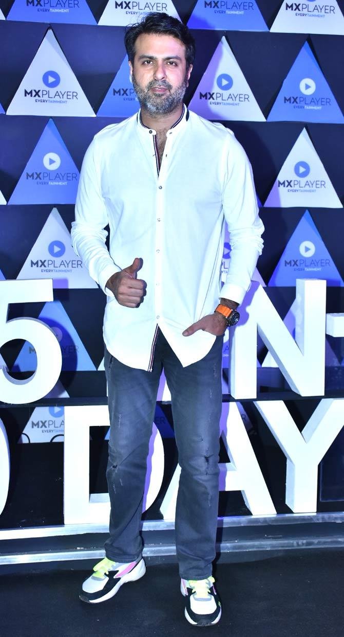 Harman Baweja donned a white shirt, denim and white sports shoes for the party.