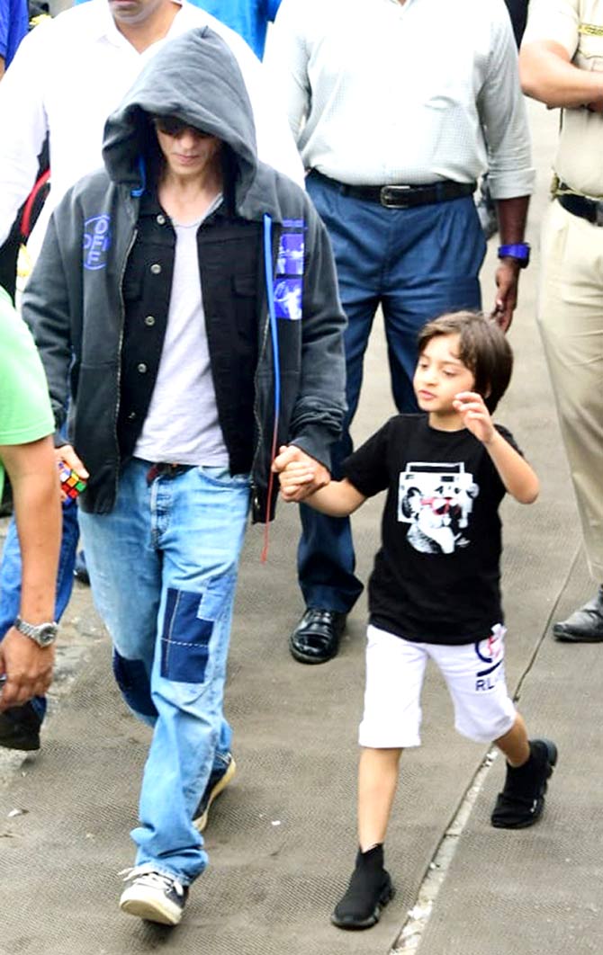 AbRam Khan looked cute as a button as he held dad's hand and strutted down to the jetty. SRK's son wore a pair of white shorts and a black graphic t-shirt, while SRK was super casual in a pair of jeans, a white tee, black shirt and a grey hoodie.