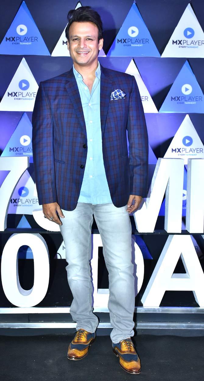Speaking of Vivek Oberoi, the actor looked dapper in his dark blue jacket, blue shirt and grey pants. The story of Inside Edge revolves around cricket and its dark side, which involves the business world, the world of glamour and entertainment and politics that go around it. The first season was released in 2017, and its grand success pushed the makers for the second season, which is due to release soon.