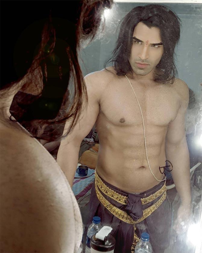Before entering Splitsvilla, Paras Chhabra did modelling and is said to have even handled a health club chain.