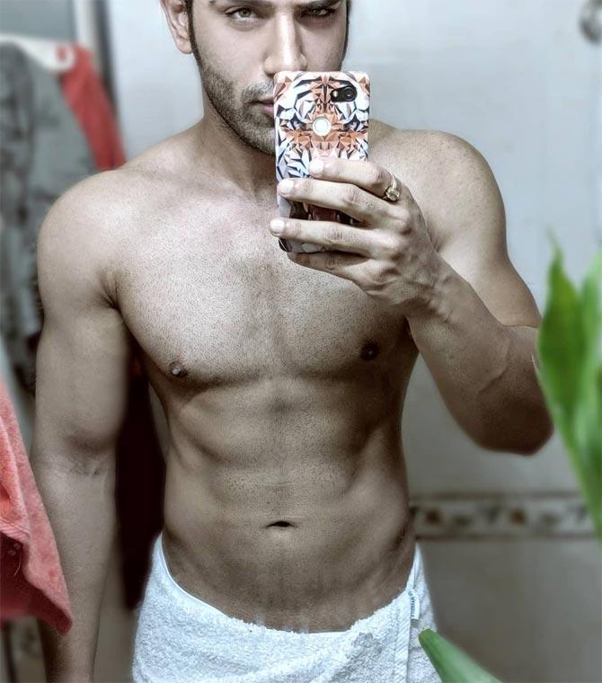 As can be seen in the picture, Paras Chhabra loves to flaunt his chiselled body and why not? He has a fab body to die for!