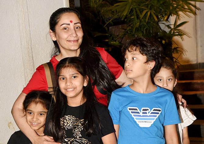 Maanyata stepped out in a casual avatar, sans make-up. Once again, giving her company were her children and their friends.