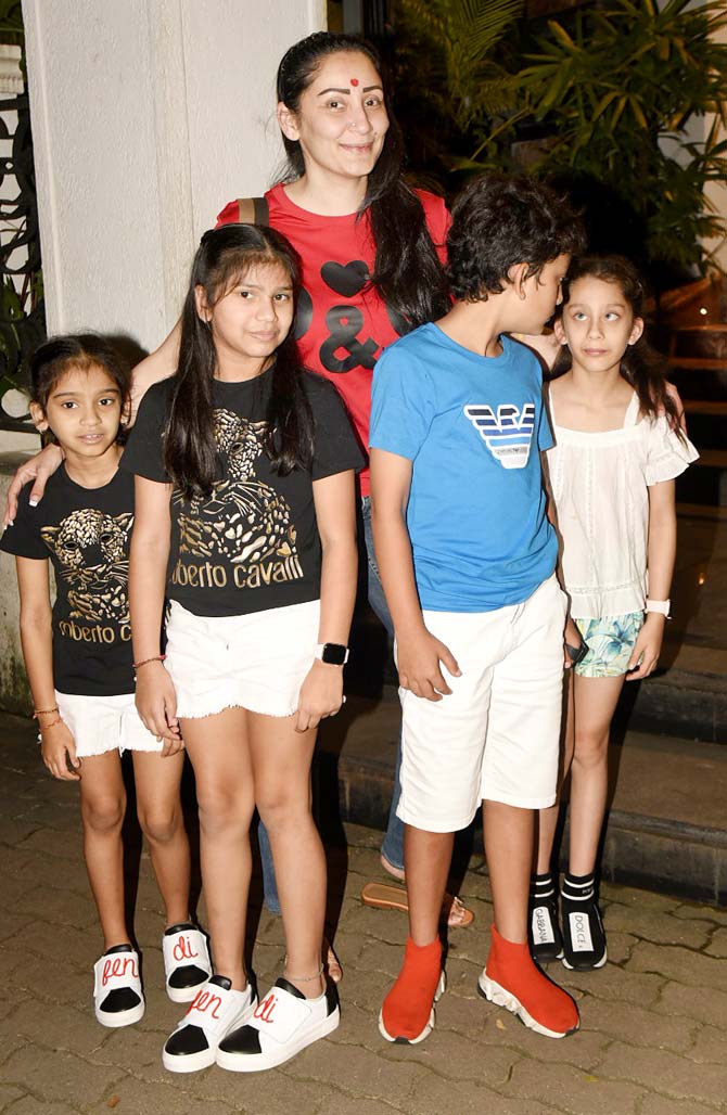 Maanayata is often seen with either Sanjay Dutt or their children for a dinner outing, mostly in Bandra, close to their residence. And this was her yet another outing.