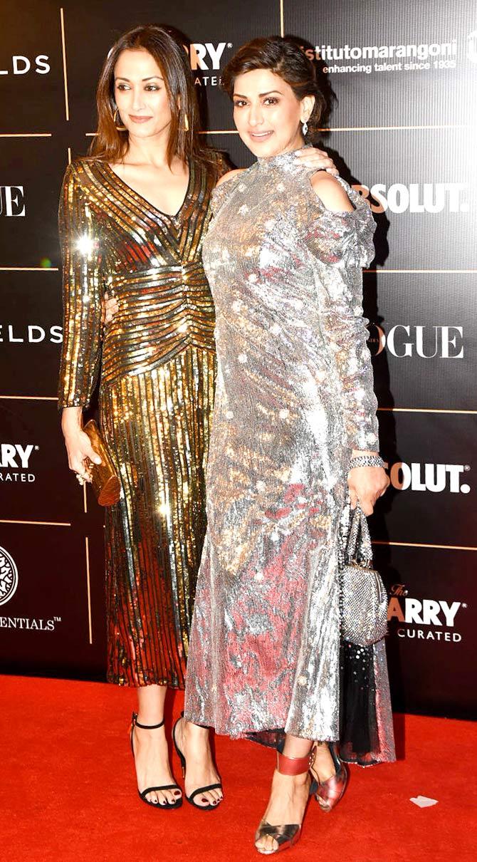 BFFs Gayatri Joshi and Sonali Bendre shimmered their way to the awards ceremony together. While Gayatri opted for a golden and black sequin outfit, Sonali looked no less than a disco ball in a silver cold-shoulder outfit.
