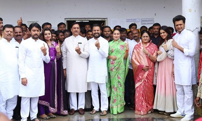 Riteish Deshmukh, wife Genelia Deshmukh along with the entire Deshmukh family exercised their right to vote. 