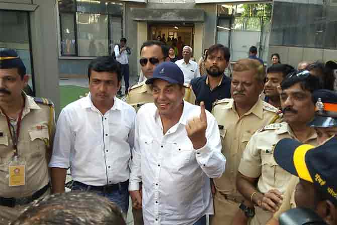 Yesteryear actor Dharmendra casts his vote at Jamnabai Narsee School in Juhu. Pic/Sayyed Sameer Abedi