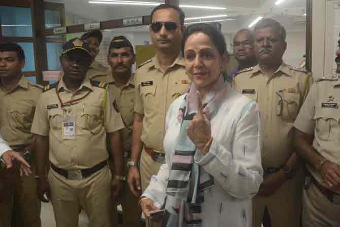 Yesteryear actress and BJP MP Hema Malini casts her vote in Jamnabai Narsee School in Juhu. Pic/Sayyed Sameer Abedi