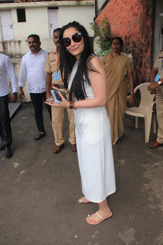 Maanyata Dutt casts her vote in Bandra, Mumbai. Pic/Yogen Shah
 