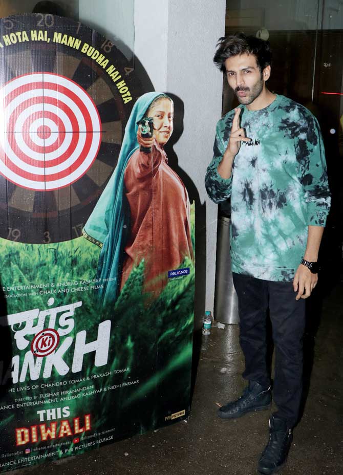 Kartik Aaryan unleashed his uber-cool avatar donning a green printed t-shirt, black pants and shoes for the screening. Post the screening, the Lukka Chuppi actor took to Twitter to praise both Taapsee and Bhumi.