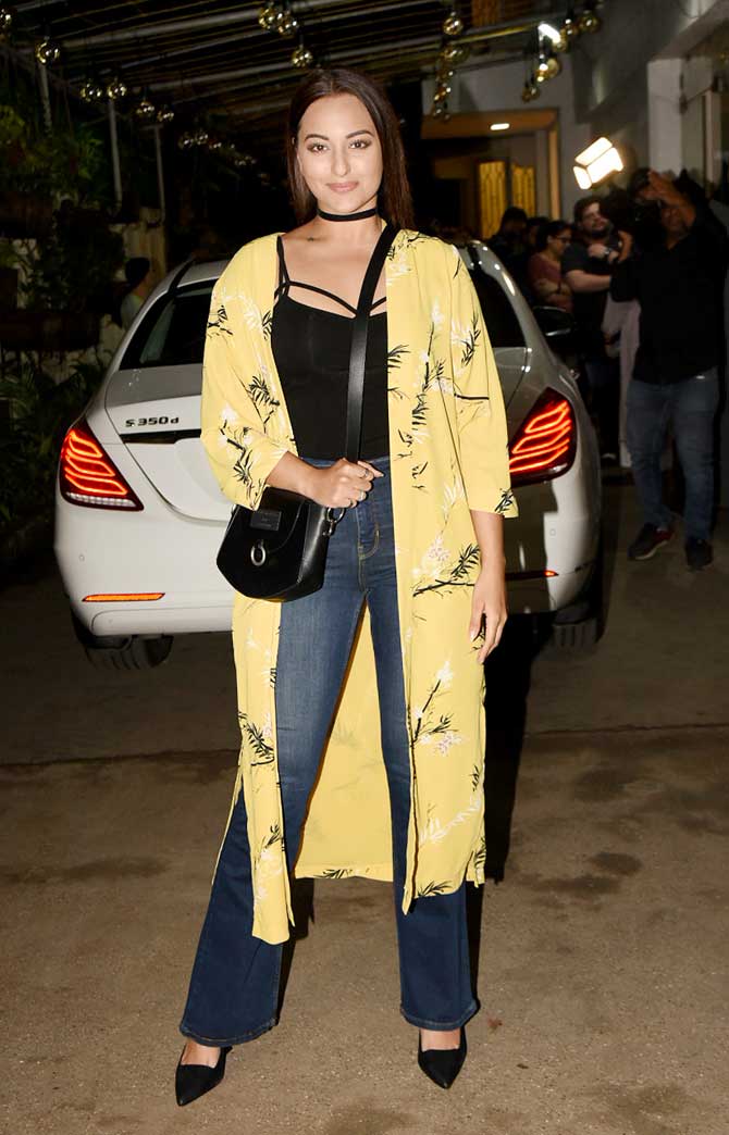 The makers of Saand Ki Aankh held a special screening at a preview theatre in Juhu, Mumbai. The event was attended by several celebrities which included Sonakshi Sinha, Aftab Shivdasani, Ananya Panday, Kartik Aaryan, Varun Dhawan and Vivek Oberoi. All Pictures/Yogen Shah
