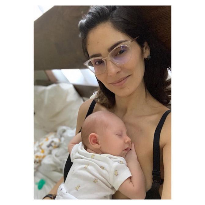 Bruna shared this adorable photo with her baby and wrote alongside, 