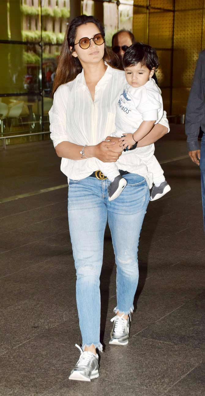 670px x 1291px - Sania Mirza lovingly carries 11-month-old son Izhaan in her arms