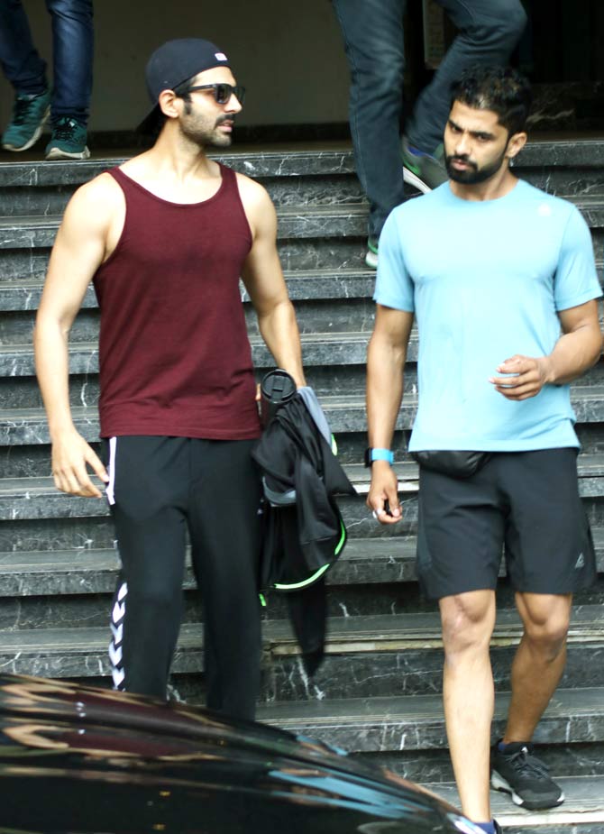 Kartik Aaryan was clicked at the same vicinity by the paps.