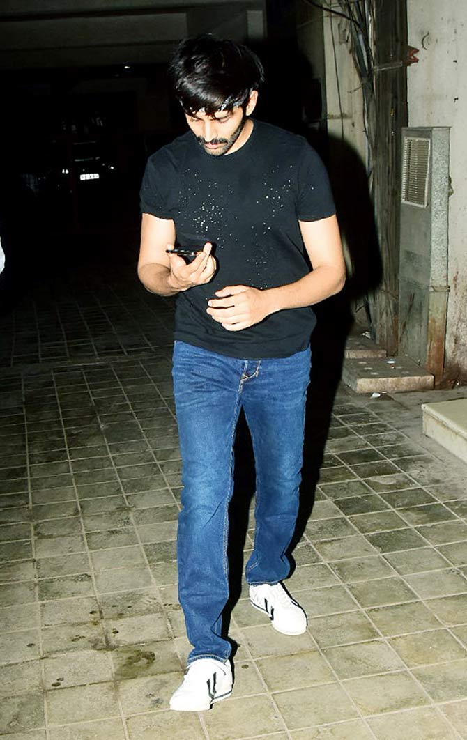 Ananya Panday's Pati Patni Aur Woh co-star Kartik Aaryan was also clicked in the same suburb. Kartik donned a casual black t-shirt and denim for the outing.