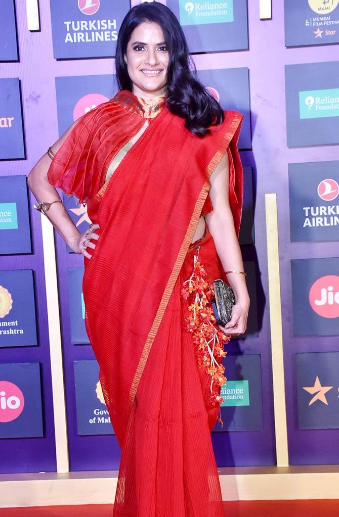 Sona Mohapatra looked pretty in her saree as she posed for the photographers at MAMI film festival closing ceremony.