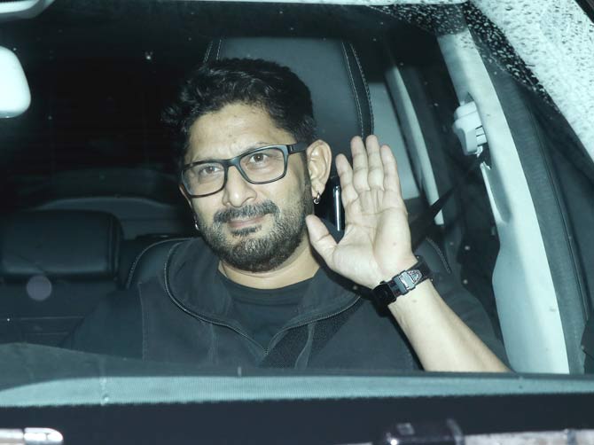 Arshad Warsi waved at the shutterbugs as he entered the special screening hosted in the city.