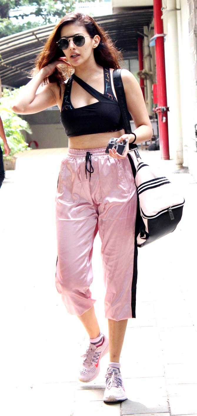 Amyra Dastur was clicked strolling the streets of Bandra in her beautiful avatar. The actress donned a black sports bra and pink trousers. All pictures/Yogen Shah