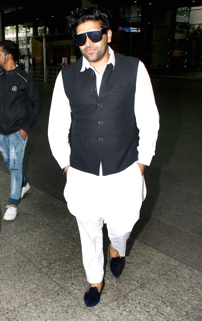 Singer Guru Randhawa was also spotted at the Mumbai airport.