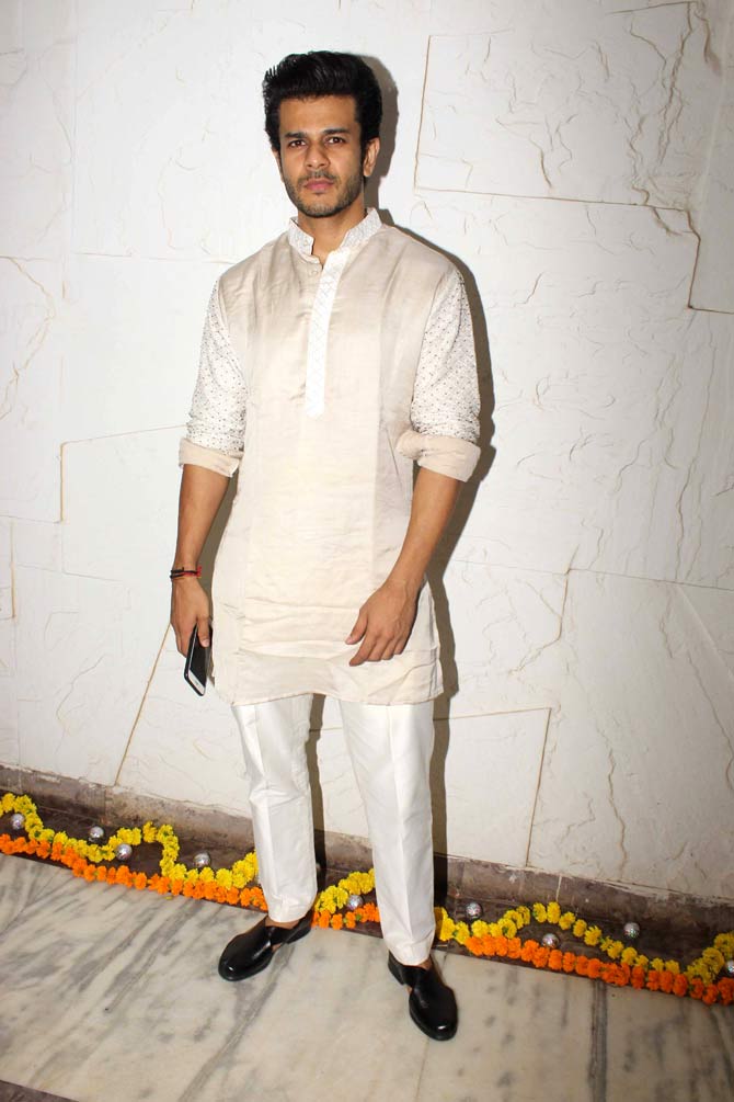 Jay Soni looked handsome in white kurta and pyjama at the bash.