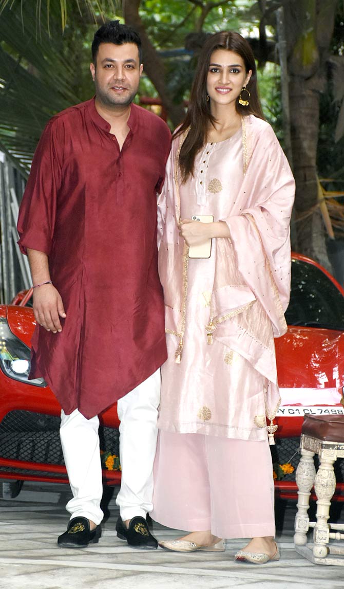 Kriti Sanon has worked with Dinesh Vijan is multiple films Raabta, Luka Chuppi, Arjun Patiala and she also did a special song in Stree.
In picture: Kriti Sanon and her Arjun Patiala co-star Varun Sharma pose for the photographers at Dinesh Vijan's office in Khar.