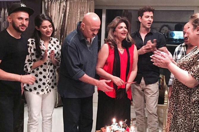 In this picture, Hrithik is seen celebrating his parents Rakesh Roshan and Pinky Roshan's 45th wedding anniversary with his sister Sunaina Roshan, his cousins and uncle Rajesh Roshan.