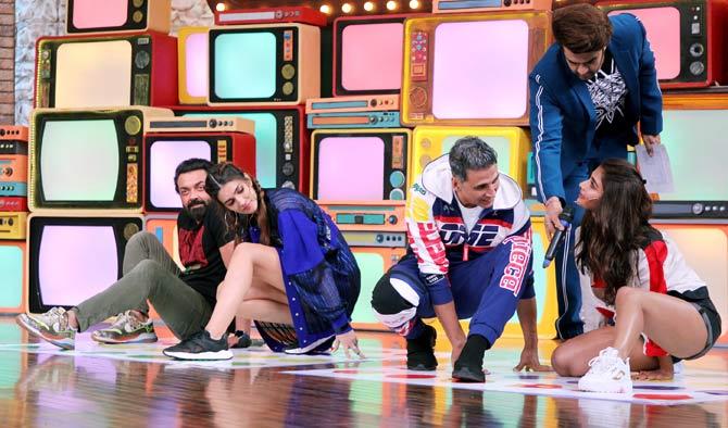 The cast of Housefull 4 - Akshay Kumar, Riteish Deshmukh, Pooja Hegde, Bobby Deol and Kriti Sanon were on a promotional event on the sets of Bollywood based games show Movie Masti with Manish Paul. All pictures/Yogen Shah
In picture: Kriti Sanon, Bobby Deol, Akshay Kumar and Pooja Hegde playing a game.