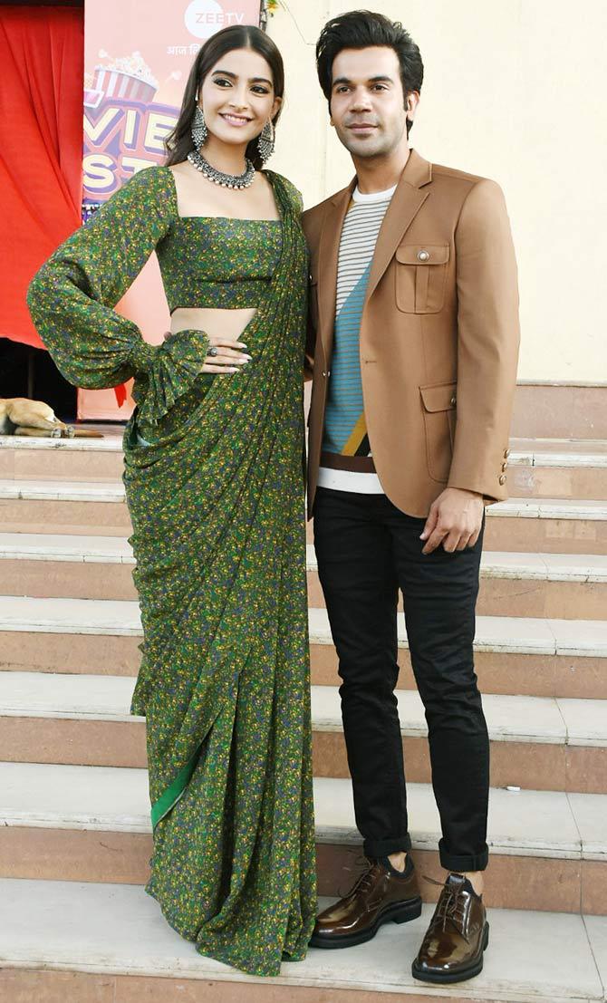 Ek Ladki Ko Dekha Toh Aisa Laga co-stars, Sonam Kapoor and Rajkummar Rao also attended the game show Movie Masti with Manish Paul. It seems like the duo was all set to have some childlike fun on the game show.