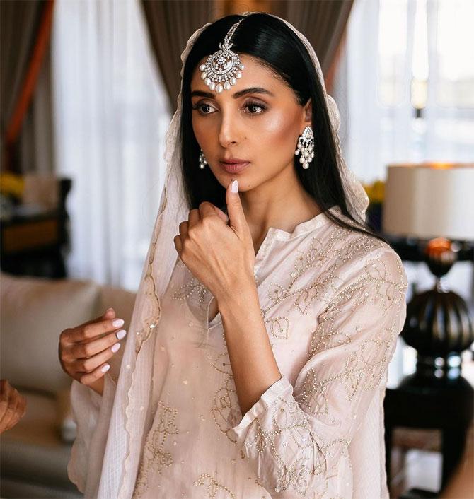 Pernia Qureshi's make-up for the sangeet was done by celebrity makeup artist Namrata Soni. Her hairstyle had soft curls and make-up was natural with bronzed cheeks and pink lips