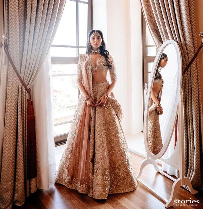 For her sangeet, Pernia Qureshi was dressed in a pastel Faraz Manan lehenga, a long diamond string necklace, choker, matching earrings and a huge maang tikka
