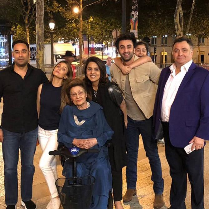 The latest generation of Kapoors saw actors Ranbir Kapoor, Karisma Kapoor and Kareena Kapoor carving their space in the industry. In this picture, we can see a mixture of the Kapoor generations - Krishna Raj Kapoor, her son Rishi Kapoor and wife Neetu Kapoor, Ranbir Kapoor, Riddhima Kapoor with her husband Bharat Sahni and their daughter Samara.