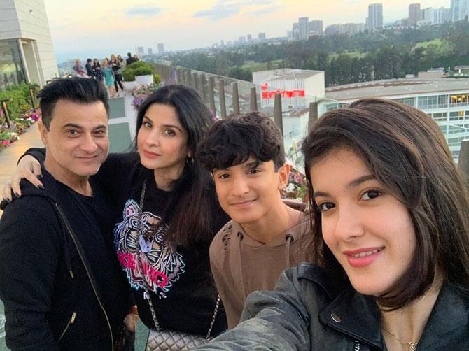 How sweet is this selfie of Shanaya with her parents and brother? This is apparently a photo of the family from their vacation in the US. Maheep Kapoor had shared a few snaps from their picture-perfect vacation on social media with the caption, 