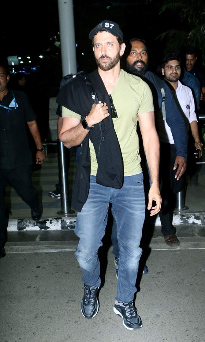 Roshan and Khan family, along with their extended family members were clicked at the Mumbai airport. It seems like Hrithik Roshan with Sussanne and kids, Zayed Khan with his boys were on a vacation. All pictures/Yogen Shah
In picture: Hrithik Roshan opted for casuals as her airport look!