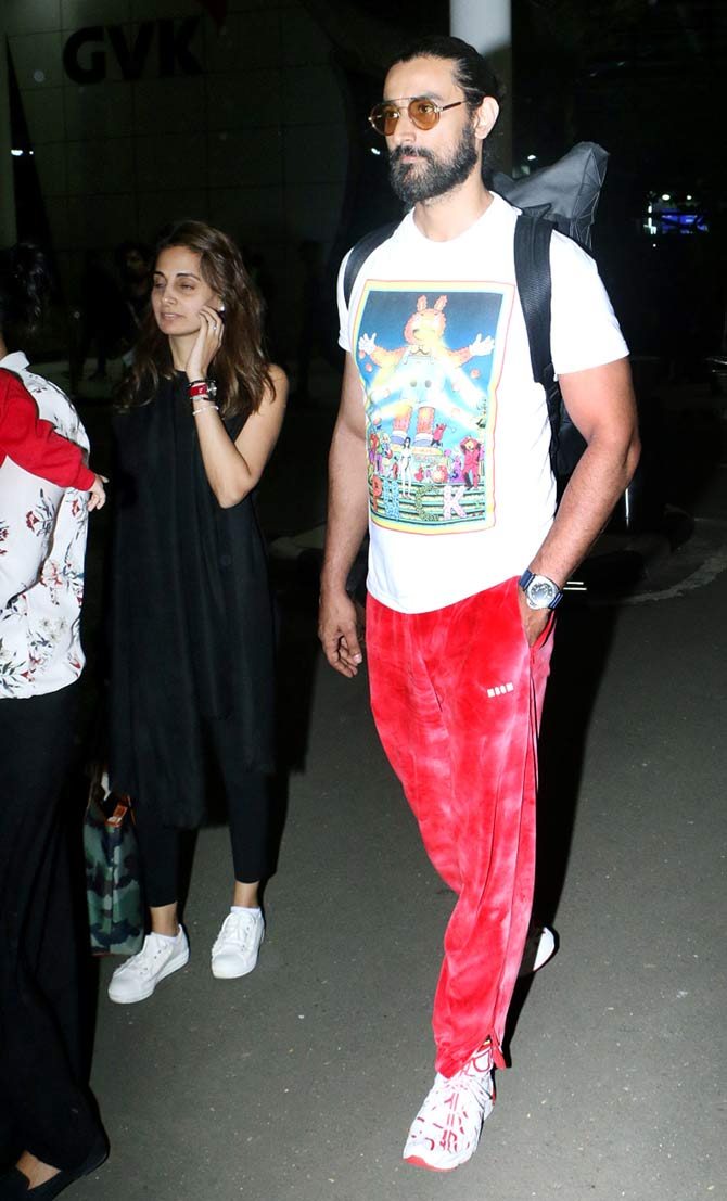 Naina Bachchan was also spotted with husband Kunal Kapoor at the Mumbai airport. The duo was snapped at their casual best. 