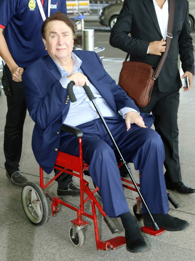 Randhir Kapoor was all smiles when clicked at the Mumbai airport by the shutterbugs.