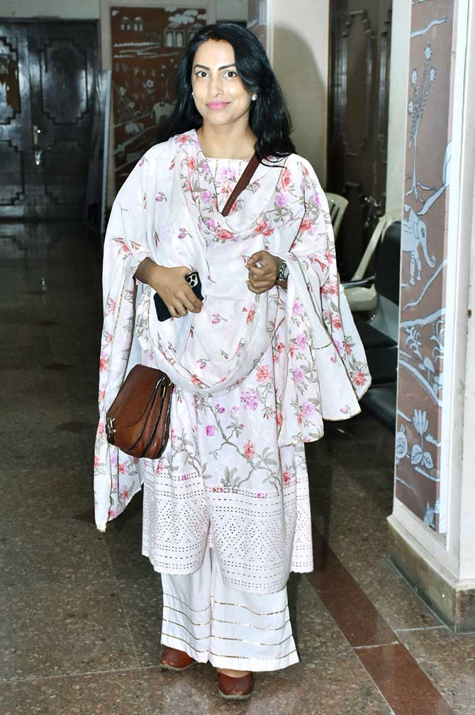 Marathi actress Kranti Redkar, too, attended Viju Khote's prayer meet in Dadar, Mumbai. She has worked with Viju Khote in films like Maza Navara Tuzi Bayako and Kuni Ghar Deta Ka Ghar.