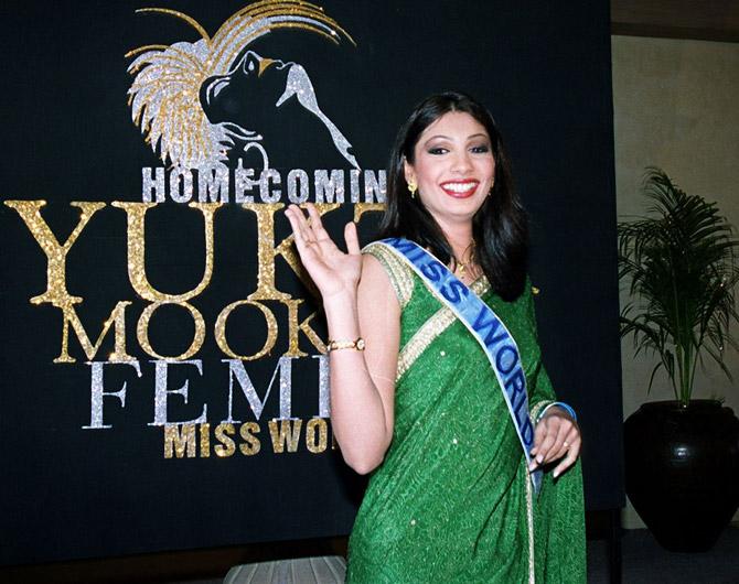 Miss World Yukta Mookhey waves during a news conference in New Delhi on December 23, 1999.