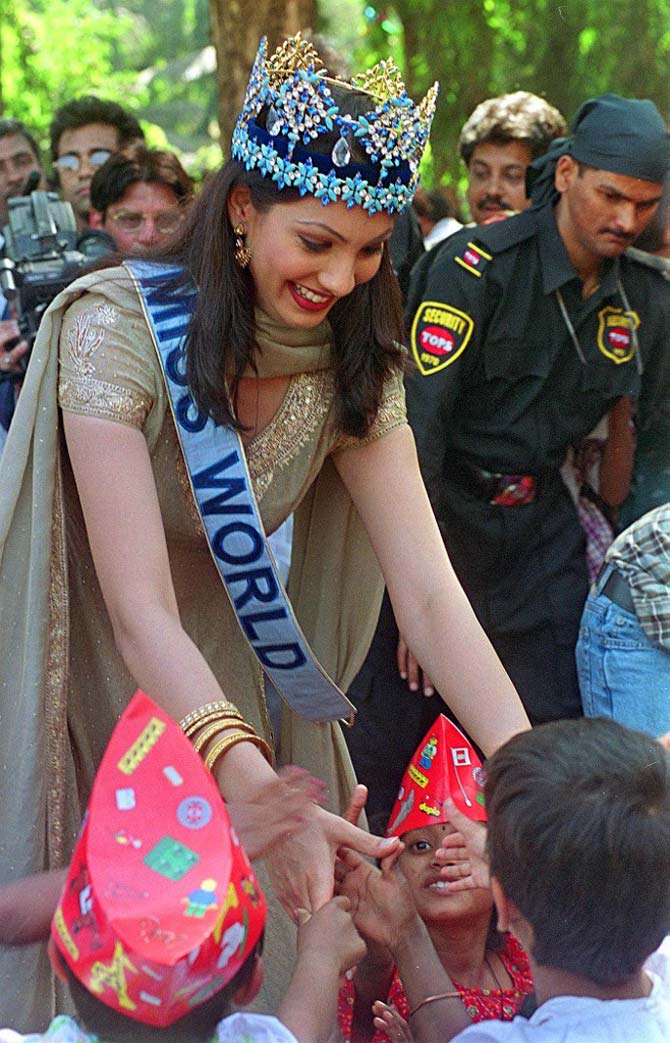 Yukta also starred in films such as Katputtli, Love In Japan and Memsahab - Lost In A Mirage, however, none of the films worked at the Box Office. Yukta's Bollywood career could never take off.
In picture: Newly crowned Miss World, Yukta Mookhey, is greeted by orphan children at the Mankhurd Children's Home on December 15, 1999, in Bombay following her return from London.