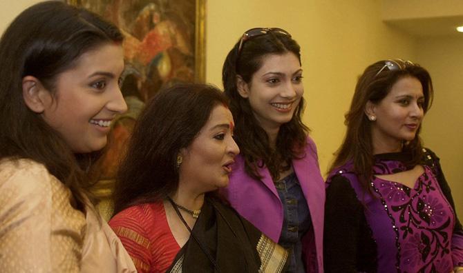 In 2002, Yukta Mookhey made her Bollywood debut with Pyaasa, starring Aftab Shivdasani and Zulfi Syed.
In picture: Smriti Irani (L), Apra Mehta (2L) former Miss World Yukta Mookhey (2R) and Poonam Dhillon (R) pose for photographers during a Bharatiya Janata Party (BJP) election campaign launch in Mumbai, March 25, 2004.