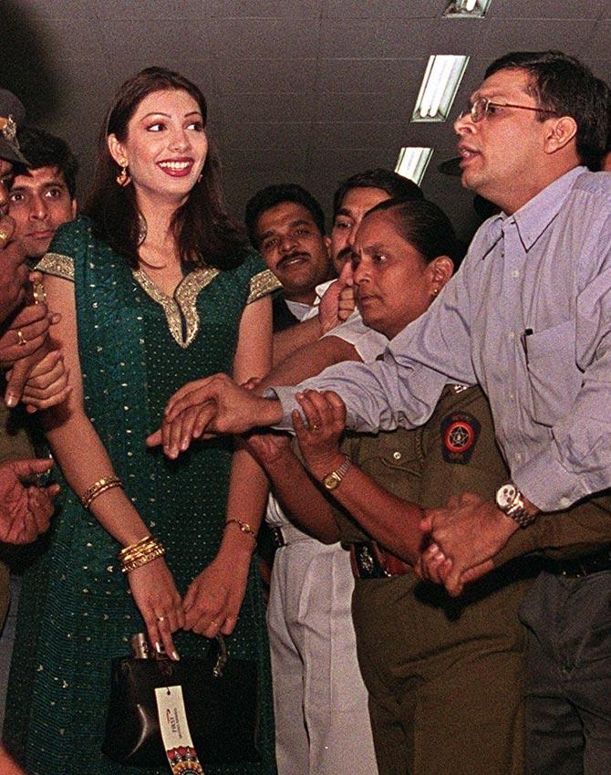 In 1999, Yukta Mookhey also participated in Femina Miss India, where she was announced as the 1st runner-up and Miss Photogenic.
In picture: Yukta Mookhey arriving after her Miss World win, on December 15, 1999, at Bombay International airport. Large crowds gathered at the airport to catch a glimpse of the beauty.