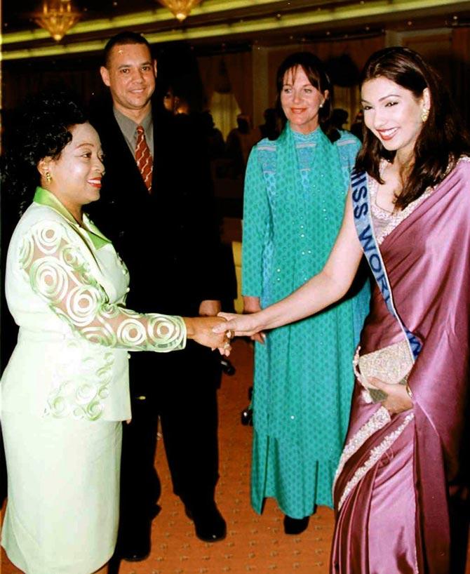 She is the right example of beauty with brains as Yukta has a diploma in computers from Aptech and has also studied Fine Arts for 3 years.
In picture: Nigerian first Lady Stella Obasanjo receives Indian beauty queen and Miss World Yukta MooKhey at Abuja presidential villa May 30, 2000. Miss Mookhey accompanied by her chaperone and International President Miss World Organisation Julia Morley (2nd R) and Guy Murray-Bruce (2nd L) came to Nigeria to support Stella Obasanjo's Child Care Trust pet project to raise funds for the purchase of echo-cardiogram machine to be used for Nigerian children for the early detection of heart disease.