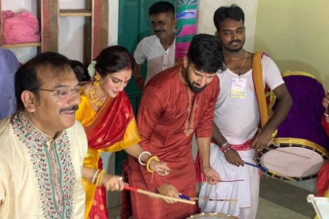 Nusrat's husband Nikhil Jian also took to Instagram and shared a video where the couple is seen playing the traditional dhol, 'dhaak'. While sharing the video, Nikhil wrote: Playing dhaak for the first time with my wonderful wifastic Nusrat Jahan. In another video, MP nusrat Jahan was seen tapping her feet with a group of women at the pandal while Nikhil played the instrument