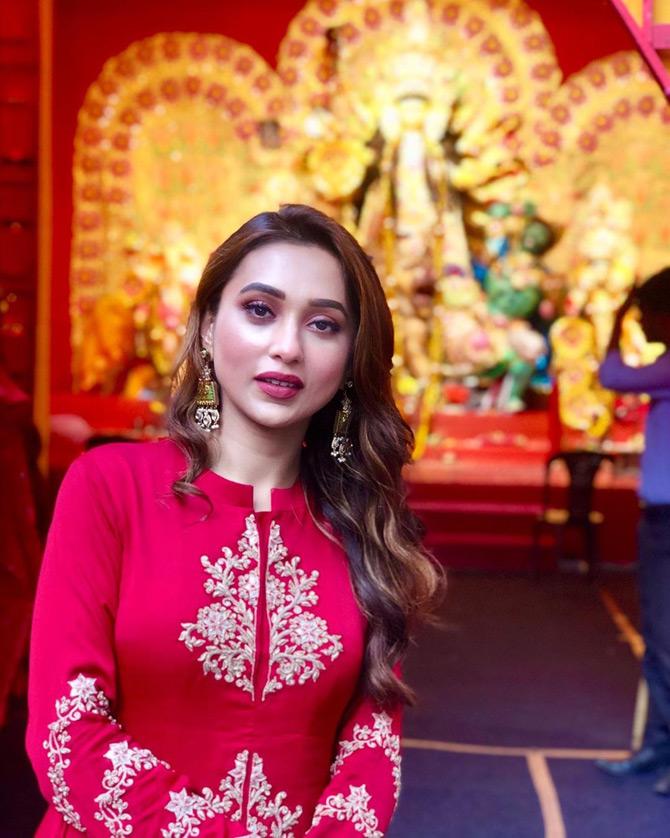 Just like Nusrat Jahan, the Puja fervour has gripped another TMC leader and first time MP Mimi Chakraborty too. The newly-elected MP was seen celebrating Durga Puja on 'Saptami', the seventh day of Navratri