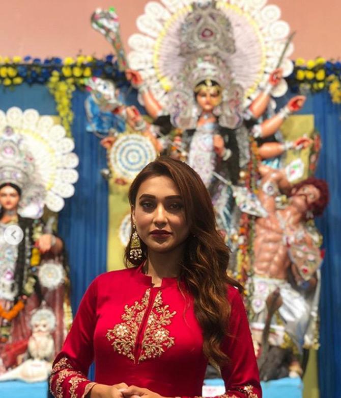 For the Durga Puja celebrations, MP Mimi Chakrabprty donned a traditional red colour dress and complimented her traditional attire with golden colour earrings. The actress-turned-politician looked beautful in her traditional avatar as she wished her fans on Durga Puja