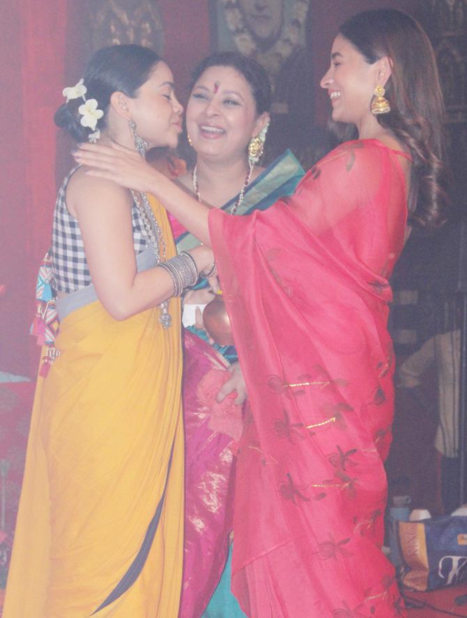 Alia Bhatt mingled with other guests at the Durga Puja Pandal at the Juhu hotel. Seen here, Alia shared a light moment with Sumona Chakravarti and Sharbani Mukherjee.