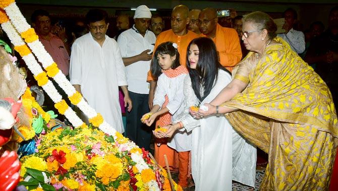 Aishwarya Rai Bachchan was also supposed to reunite with Abhishek Bachchan for Anurag Kashyap's Gulab Jamun, but unfortunately, that project didn't see the light of day. She will now gear up for Mani Ratnam's film where she will be essaying a double role.
In picture: Aishwarya Rai Bachchan with daughter Aaradhya and mother Vrinda perform puja at the pandal in Juhu.